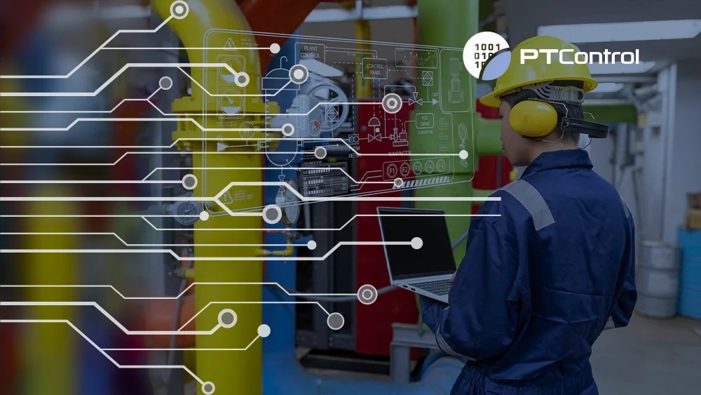 Na zdjęciu widać pracownika technicznego obsługującego instalację przemysłową. Mężczyzna w odzieży ochronnej, kasku i nausznikach korzysta z laptopa, kontrolując znajdujące się przed nim urządzenia. Na fotografię nałożono graficzną wizualizację schematu automatyki i przepływu danych, co podkreśla temat systemów sterowania, monitoringu oraz automatyzacji instalacji przemysłowych.