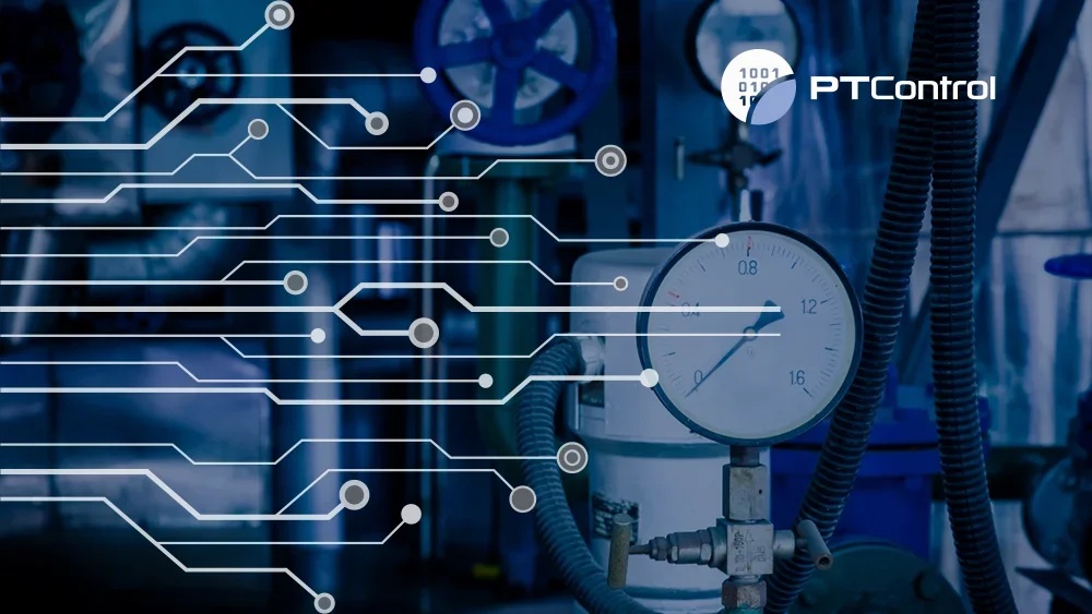 Na grafice przedstawiono element instalacji przemysłowej z manometrem służącym do kontroli ciśnienia. W tle widoczne są przewody, zawory i urządzenia techniczne związane z instalacją chłodniczą. Obraz został wzbogacony o graficzne linie symbolizujące automatykę, przepływ danych i cyfrowy monitoring. W prawym górnym rogu znajduje się logo PTControl, podkreślające zastosowanie rozwiązania w obszarze automatyki i nadzoru instalacji.